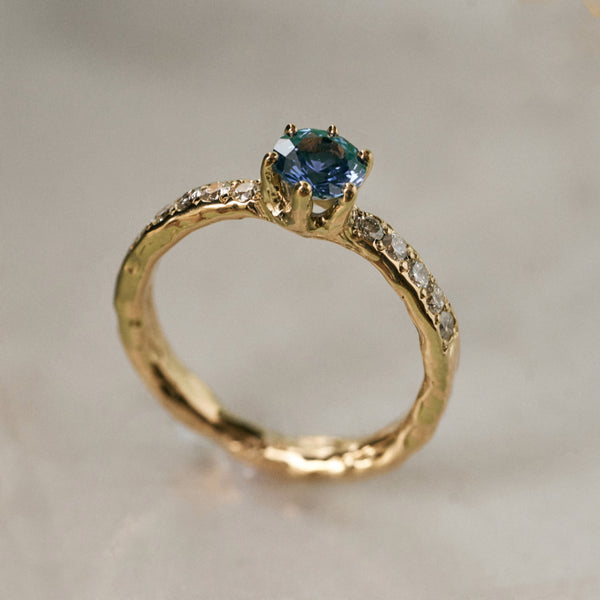 Grillige ring met saffier en diamant