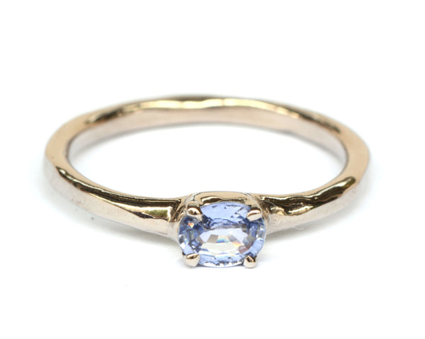 Witgouden ring met lichtblauwe saffier