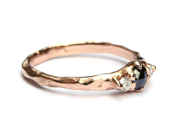 Roodgouden ring met zwarte en witte diamanten