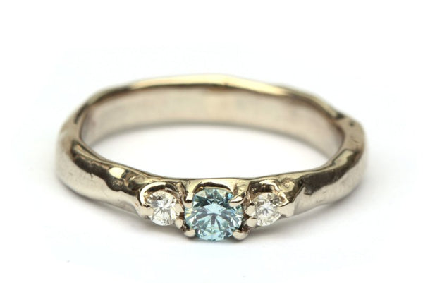 Ring met ice blue en witte diamant