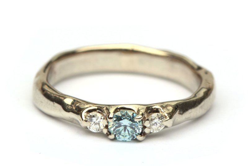 Ring met ice blue en witte diamant