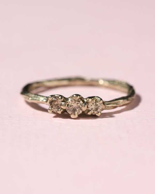 Grillige twig ring met drie bruine diamanten