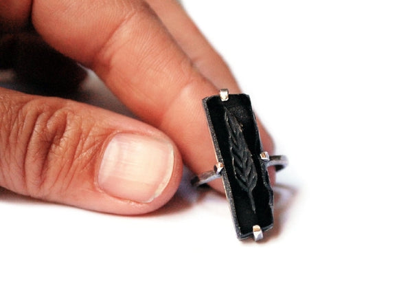 Zilveren geoxideerde ring met blaadje