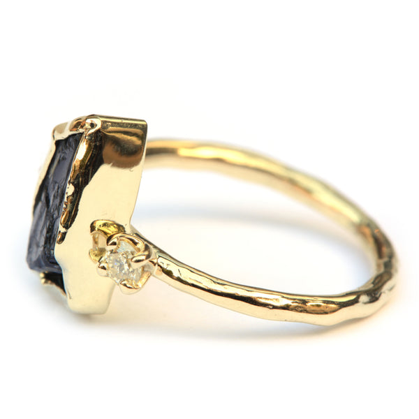 Ring met ruwe grijze saffier en diamanten