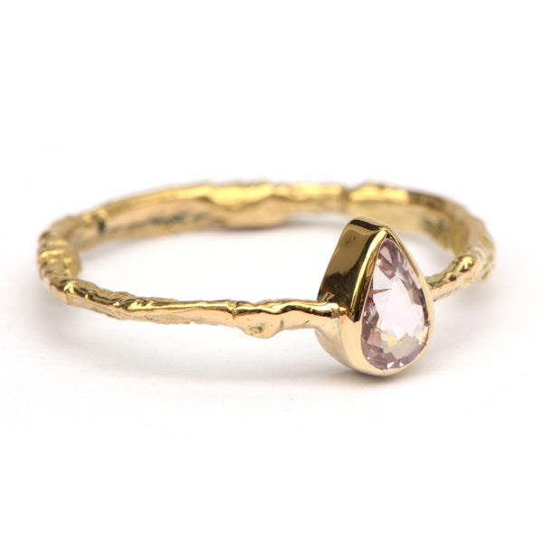 Grillige ring met Padparadscha saffier