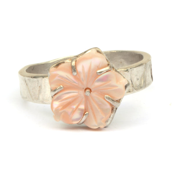 Ring met roze parelmoerbloem