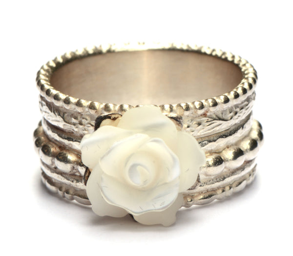 Pareldraadring met witte roos