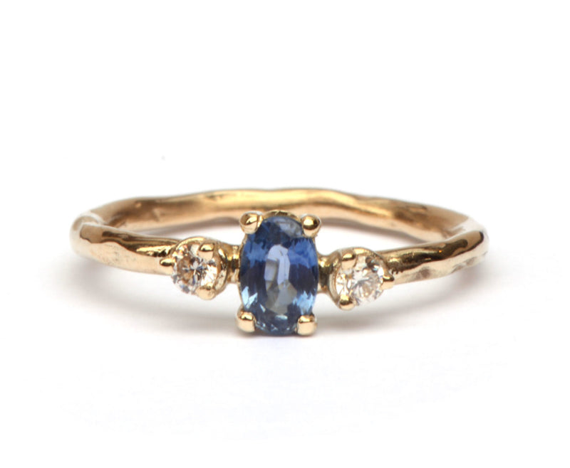 Ring met lichtblauwe saffier en diamant
