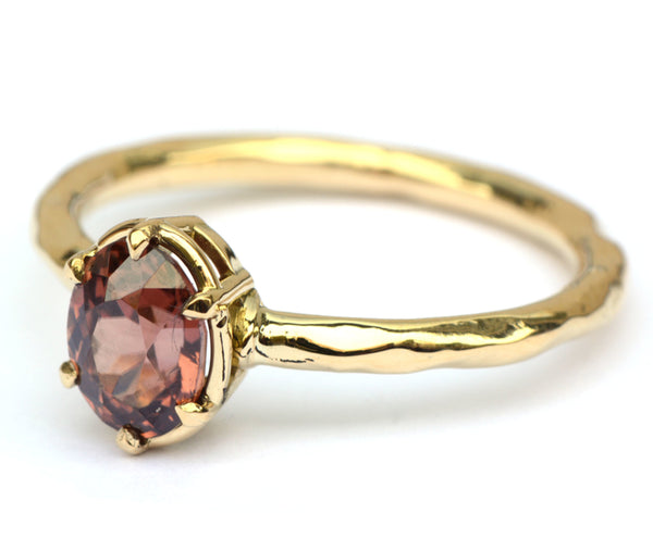 Ring met dieprode zirkoon