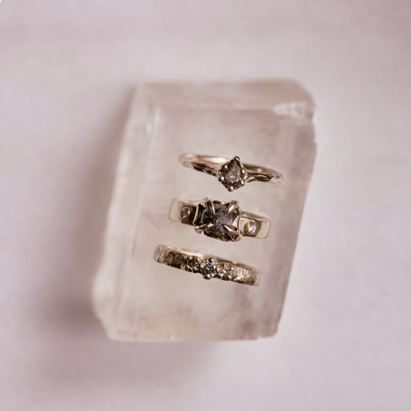Ruwe organische ring met druppeldiamant