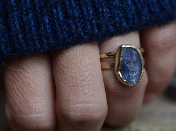 Ring met ruwe saffier