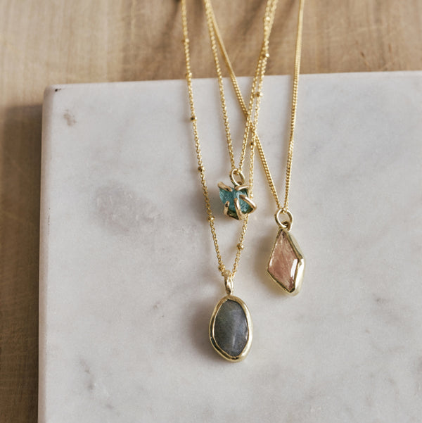 Hangertje met ruwe Apatite