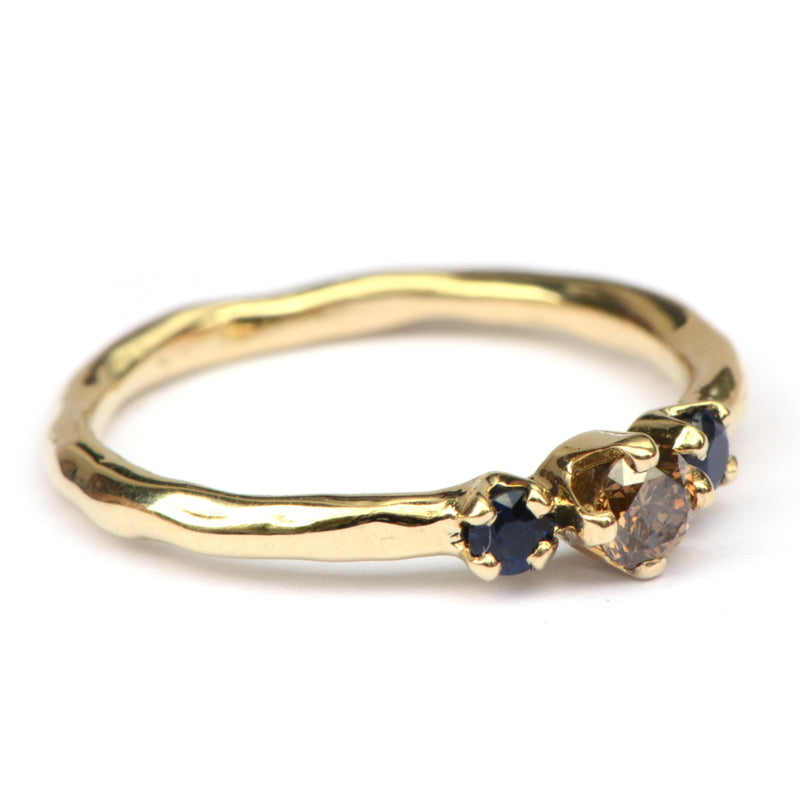Ring met bruine diamant en donkerblauwe saffieren