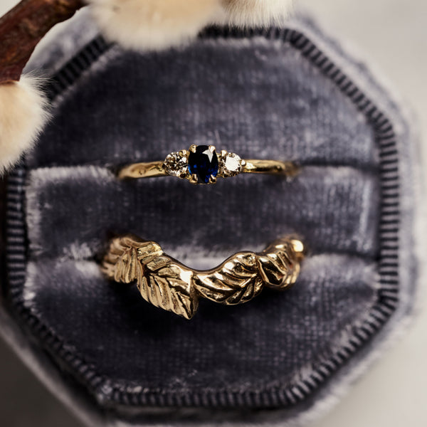 Ring met ovale donkere saffier en bruine diamanten