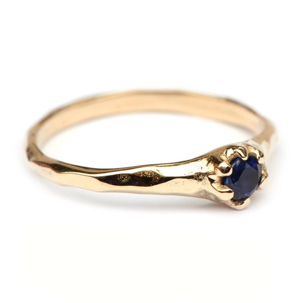 Lilly ring met blauwe saffier