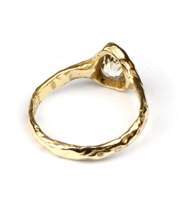 Ring met druppelvormige diamant