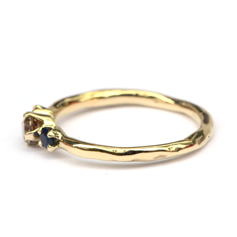 Ring met bruine diamant en donkerblauwe saffieren