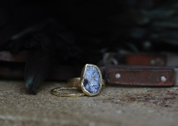 Ring met ruwe saffier