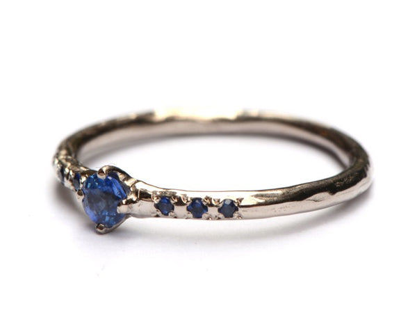 Witgouden ring met saffieren