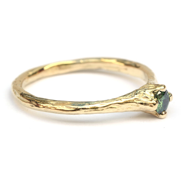 Nymph ring met groene diamant