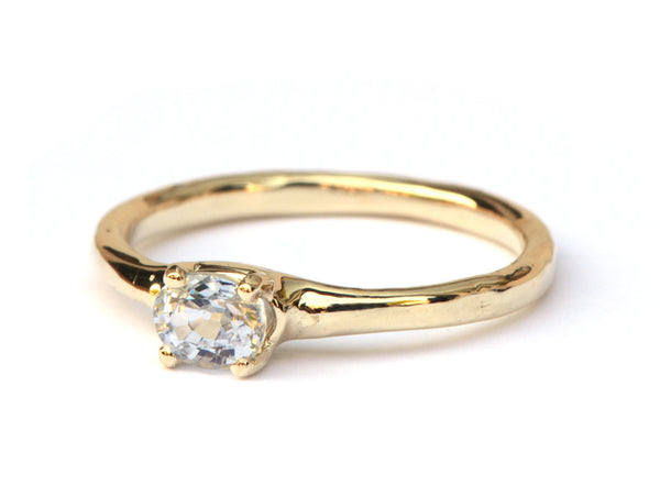 Ring met ovale lichtblauwe saffier