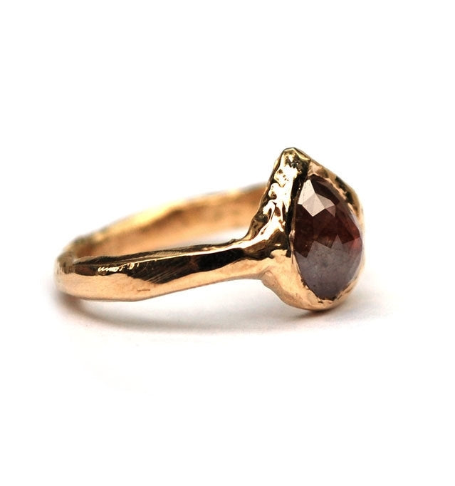 Ring met grote roodbruine diamant