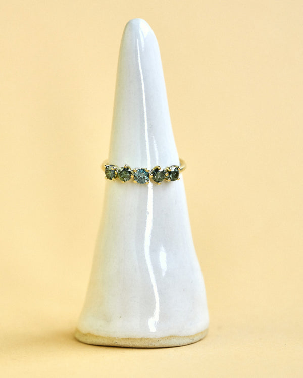 Ring met vijf groene diamanten