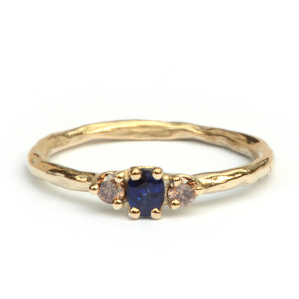 Ring met donkerblauwe saffier en choco diamanten