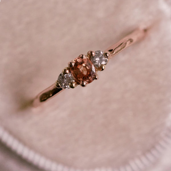 Ring met peach saffier en diamant