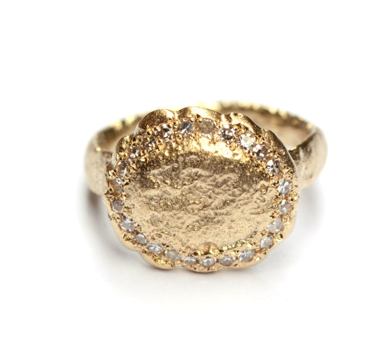 Van oud goud gegoten ring