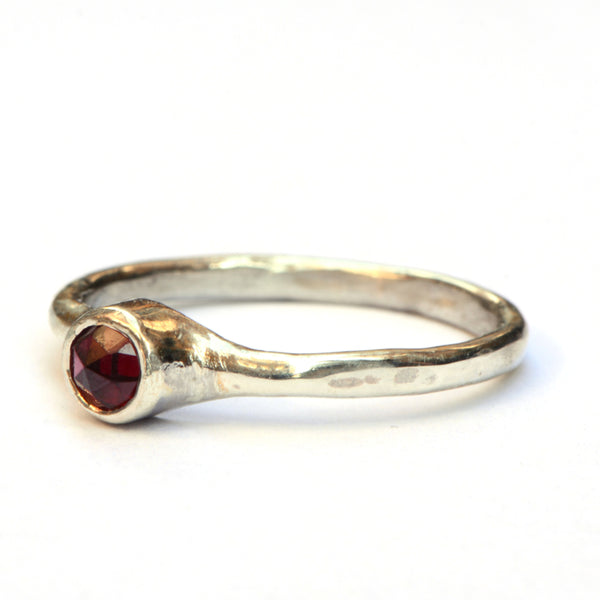 Zilveren ring met granaat