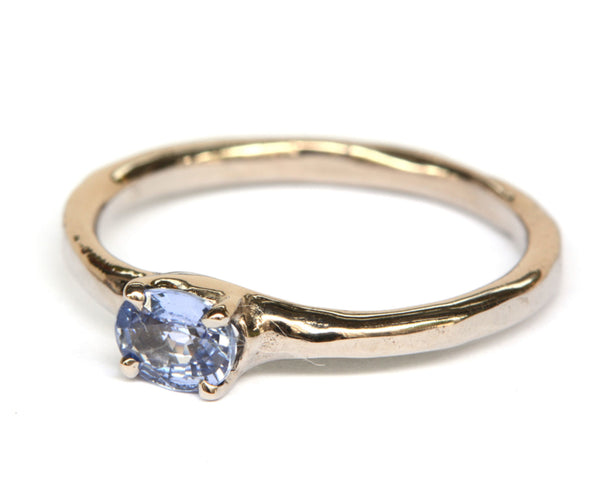 Witgouden ring met lichtblauwe saffier