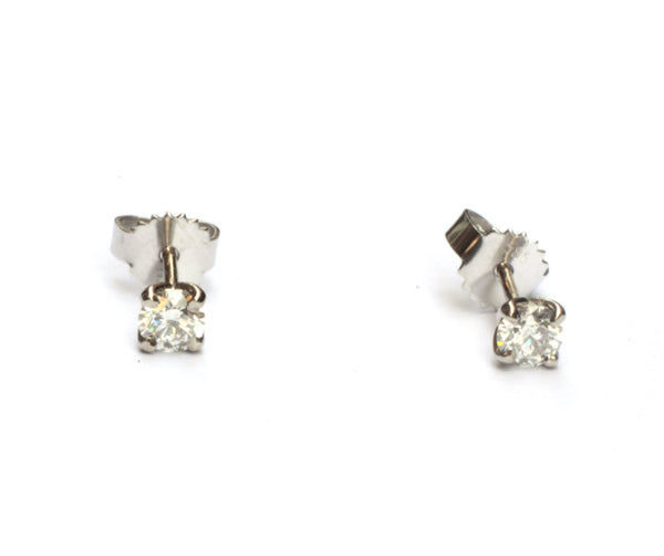 Witgouden oorstekers met diamant