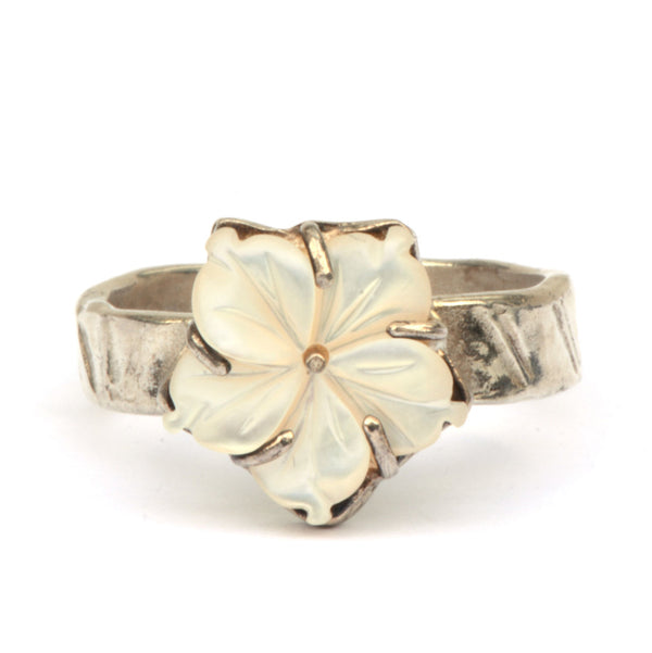 Ring met parelmoerbloem