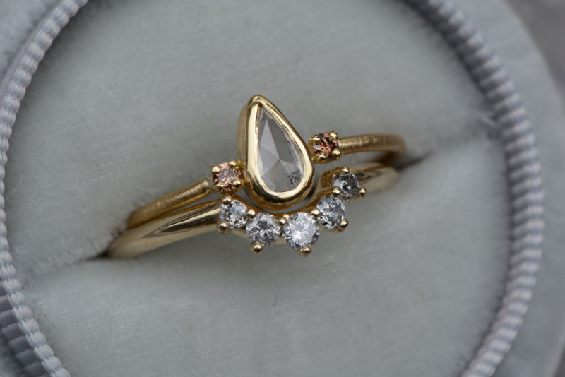 Fijne ring met ice white druppeldiamant