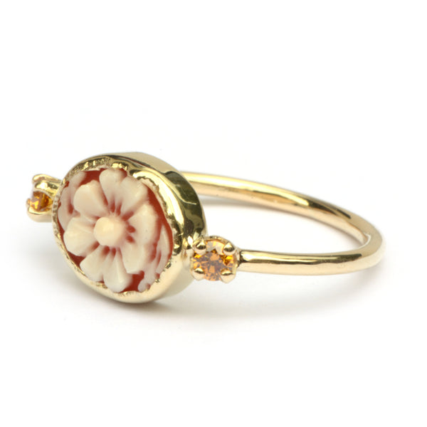 Ring met bloemcamee en cognacdiamanten