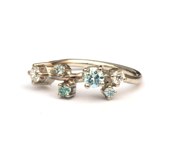 Trouwring met blauwe en witte diamanten