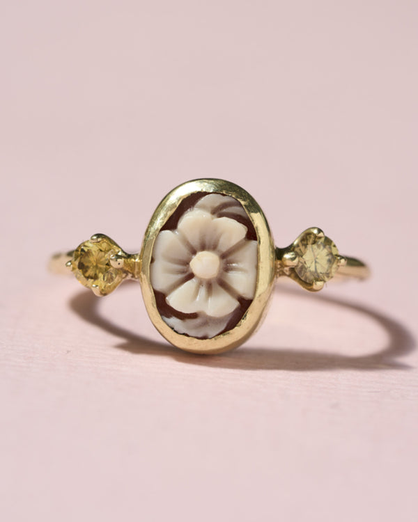 Ring met bloemcamee en olijfgroene diamanten