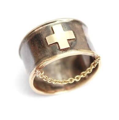 Ring met gouden kruisje