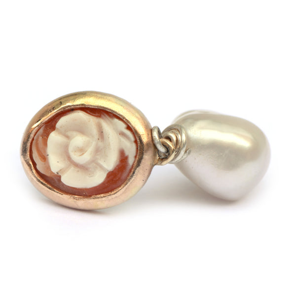 Single earring met bloemcamee en pareltje