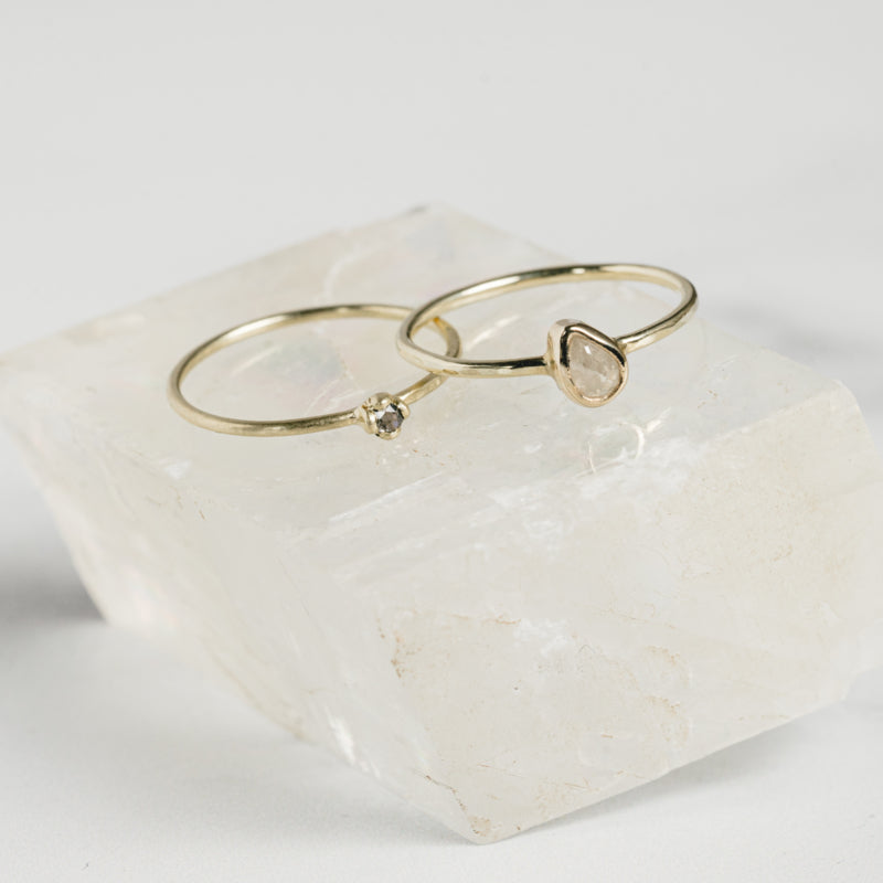 Superfijne ring met salt & pepper diamant