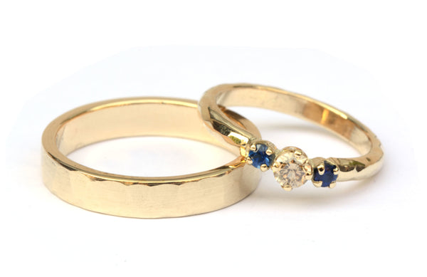 Trouwring met bruine diamant en donkerblauwe saffier
