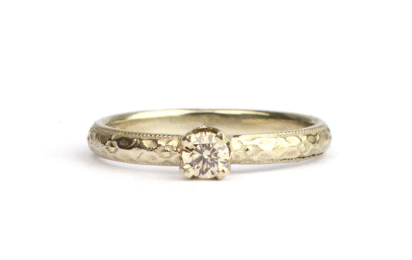 Witgouden ring met fancy diamant in kroonzetting