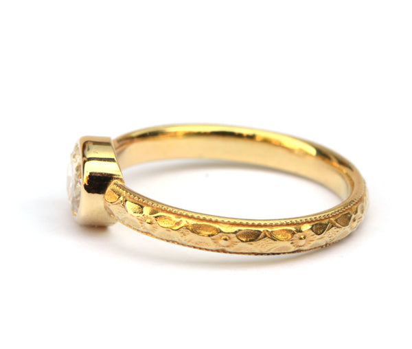 Klassieke ring met ovale diamant