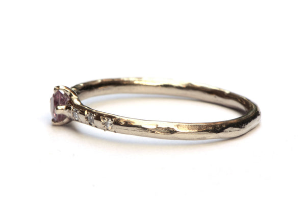 Witgouden ring met roze saffier