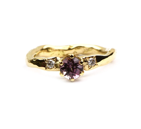 Ring met spinel en diamant