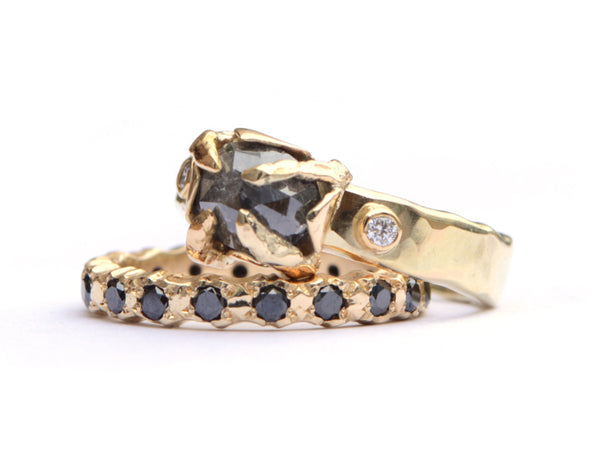 Grillige ring met donkere diamant