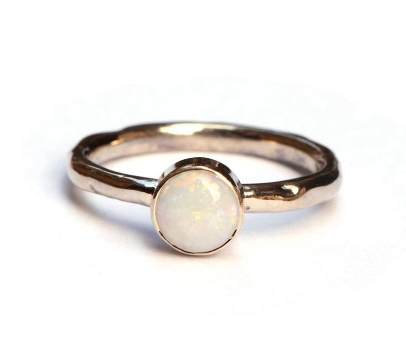 Ring aangepast met een opaal