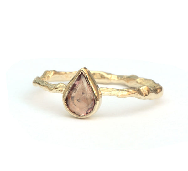 Ring met roze druppelvormige saffier