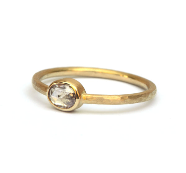 Ring met lila ovale diamant